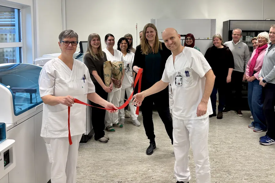 En gruppe mennesker i hvite laboratoriefrakker