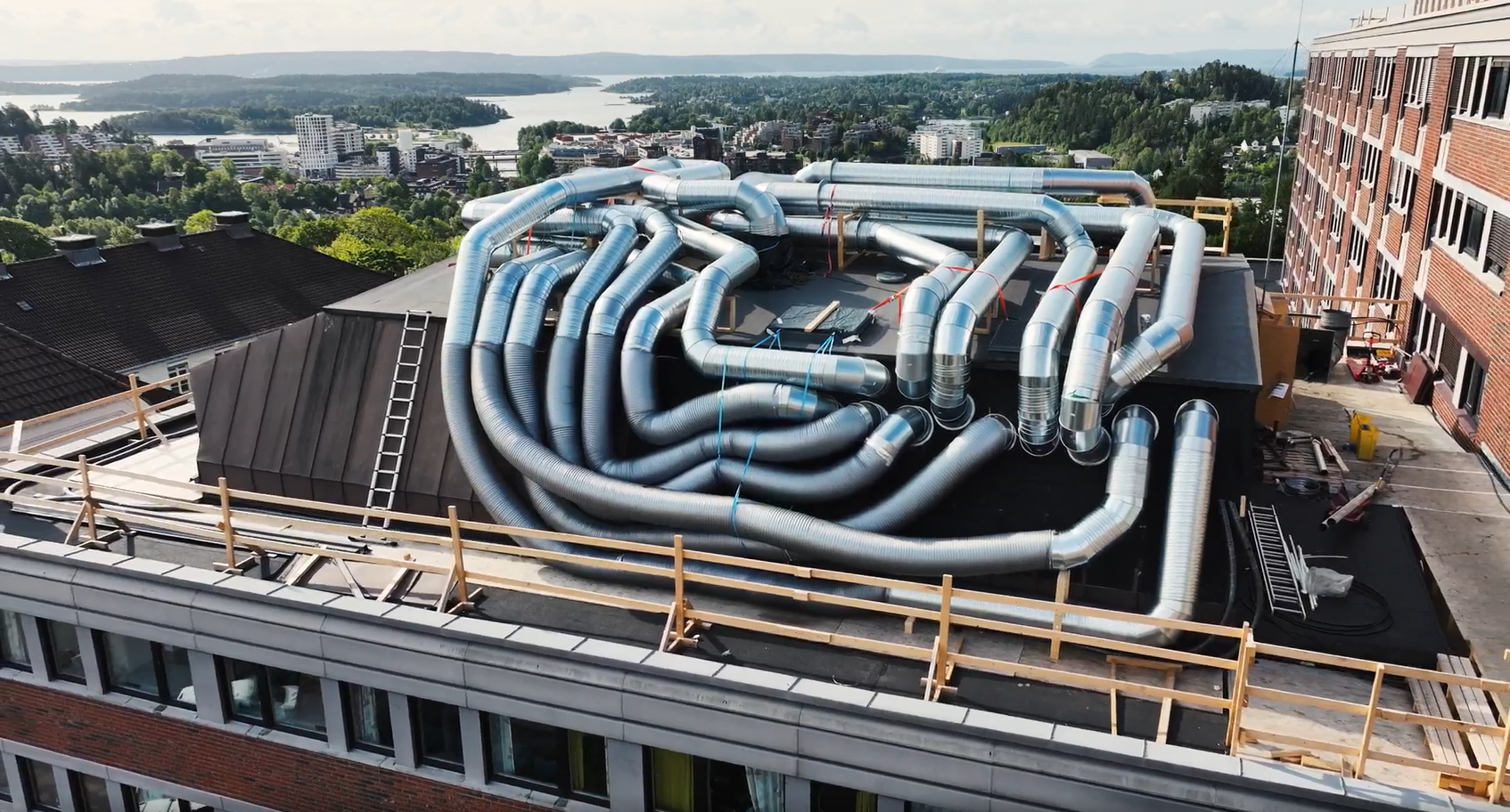 Kanalnett festet midlertidig på taket på Bærum sykehus for å frakte luft. Ser utsikt over Sandvika og Oslofjorden i bakgrunnen.