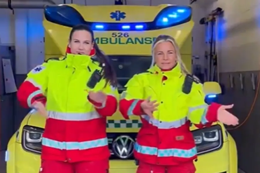 Et par personer i klær