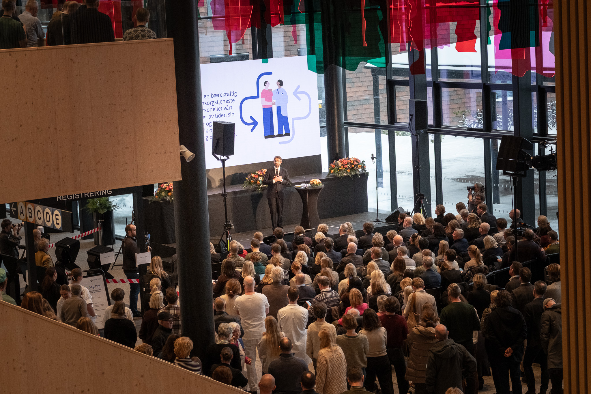 En folkemengde som ser på et band på scenen