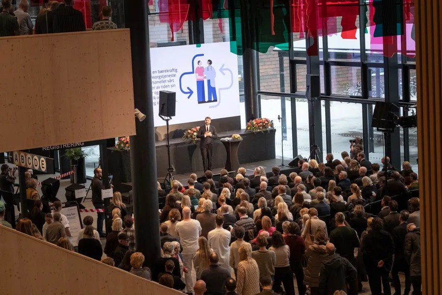 En folkemengde som ser på et band på scenen