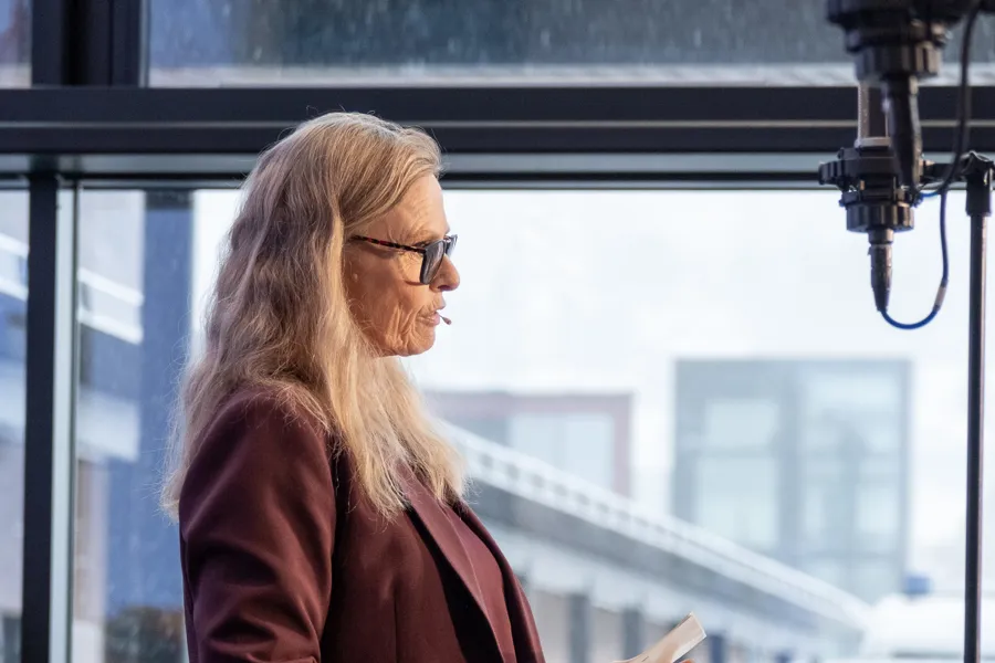 En mann med langt hår