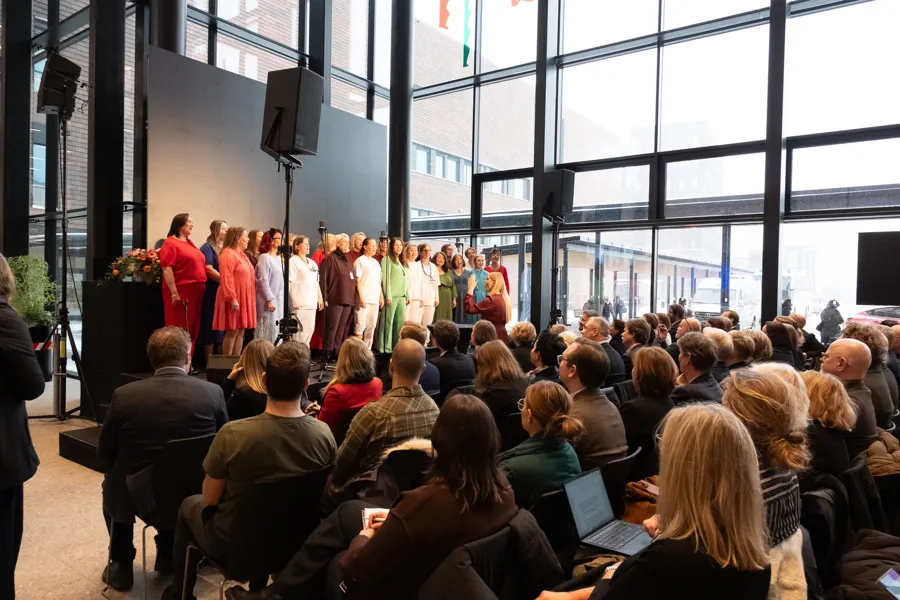 En gruppe mennesker i et rom