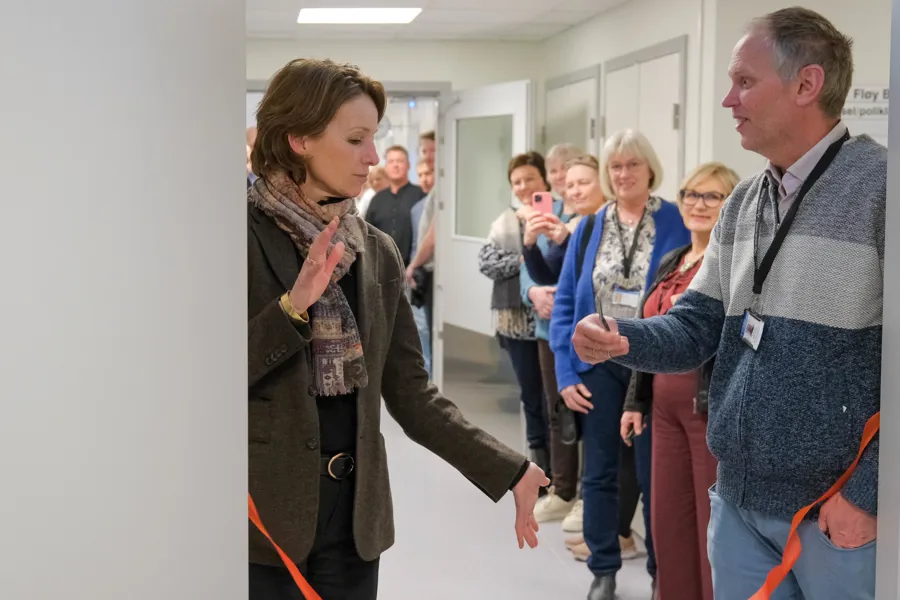 En gruppe mennesker som står i en gang