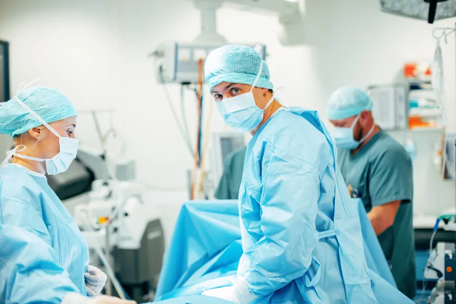 En gruppe kirurger i et rom