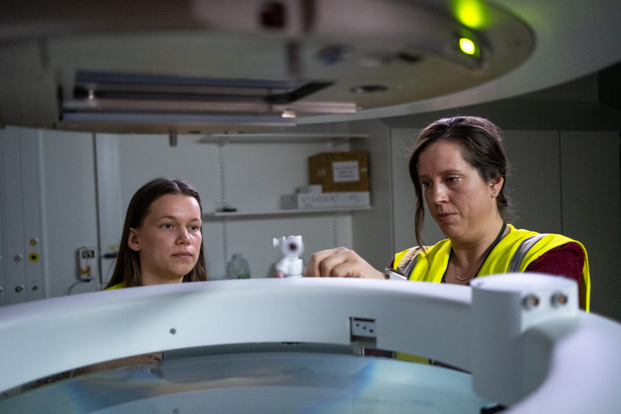 Et par kvinner på et toalett