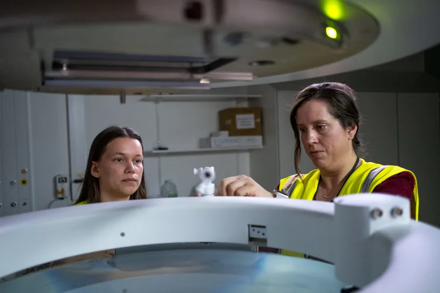 Et par kvinner på et toalett