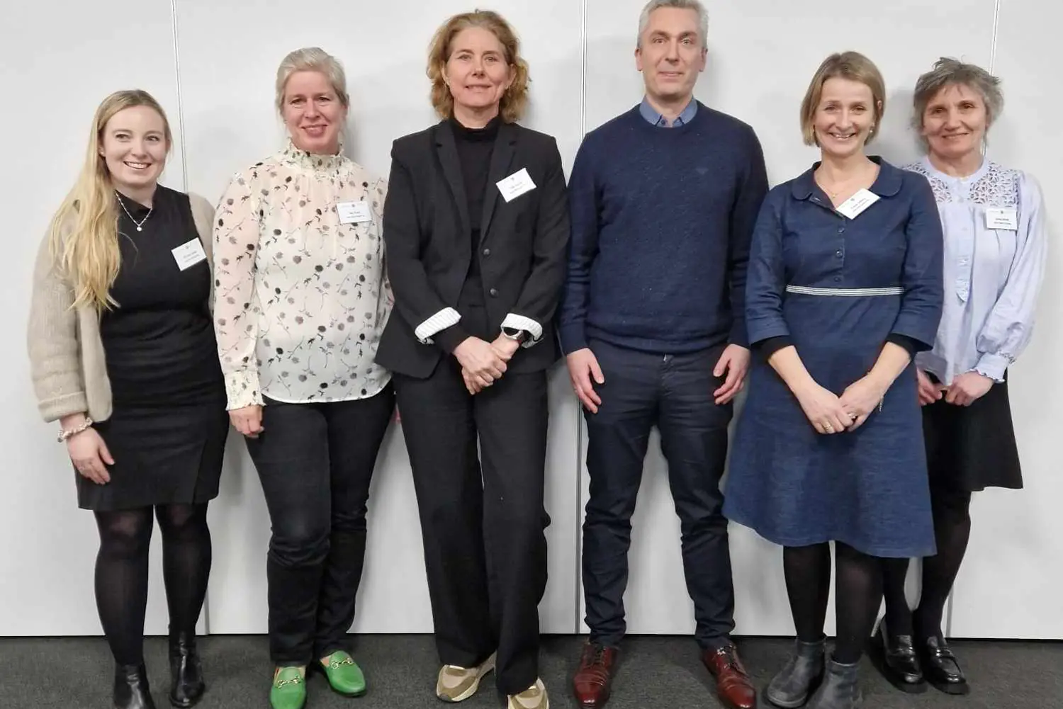En gruppe mennesker som poserer for et bilde