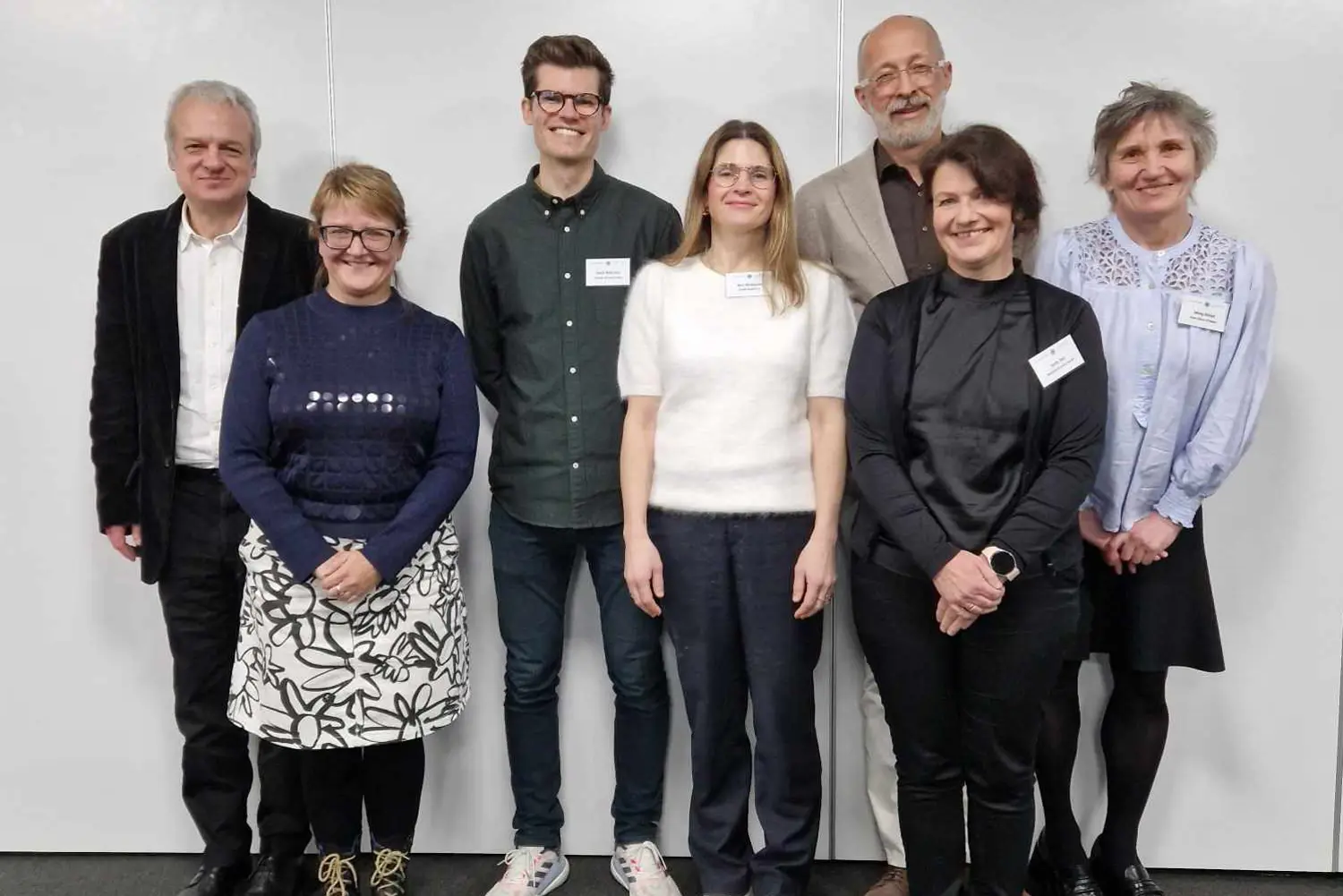 En gruppe mennesker som poserer for et bilde
