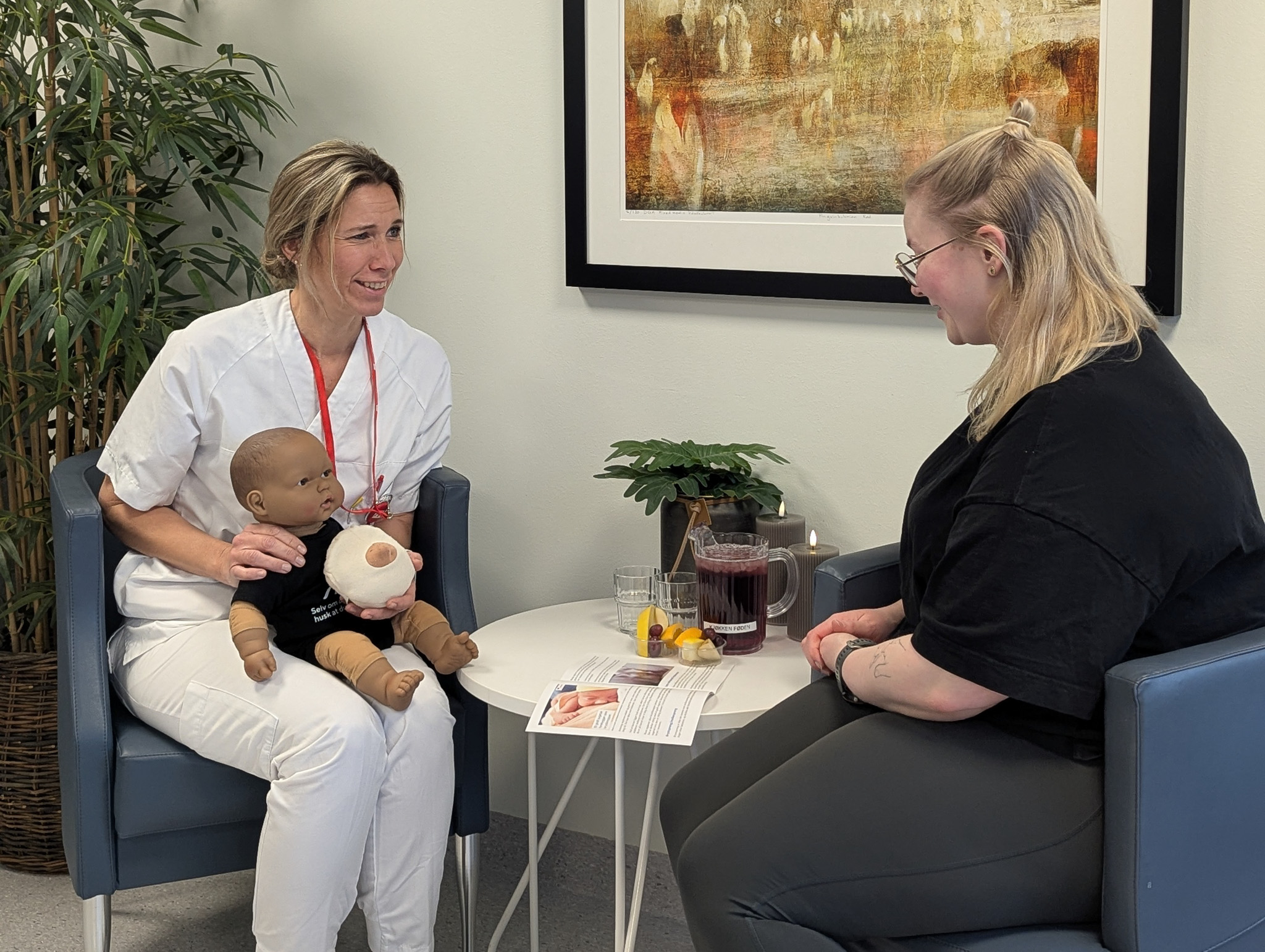 En person som holder en baby