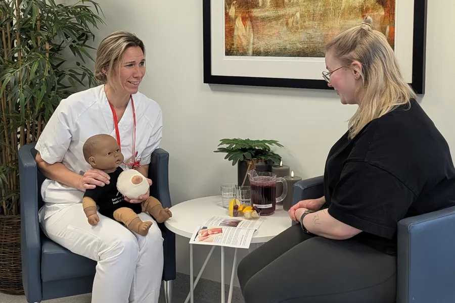 En person som holder en baby