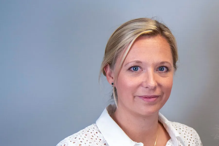 En person med blondt hår