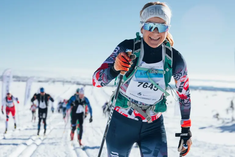 En person i skiutstyr på et snødekt fjell