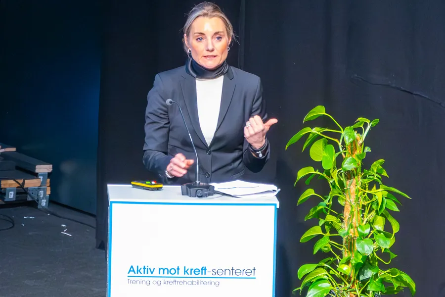 En mann som står ved en talerstol