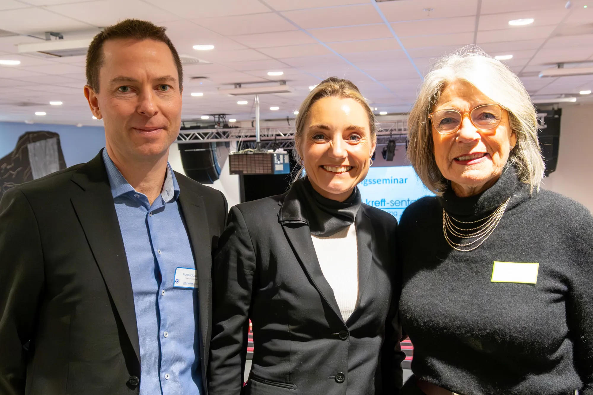 En gruppe mennesker som poserer for et bilde
