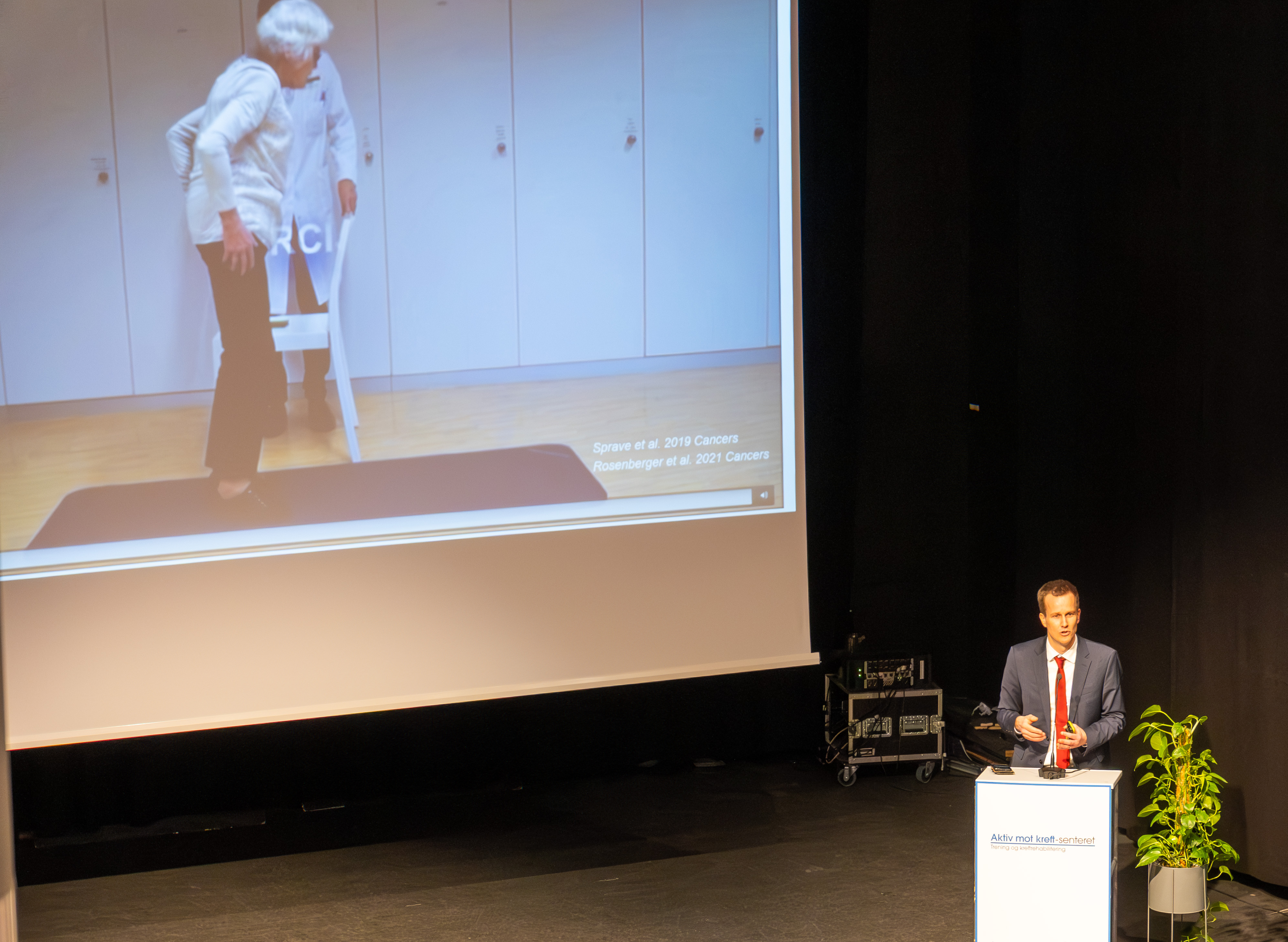 En person som står ved en talerstol