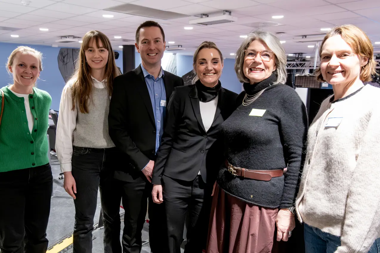 En gruppe mennesker som poserer for et bilde