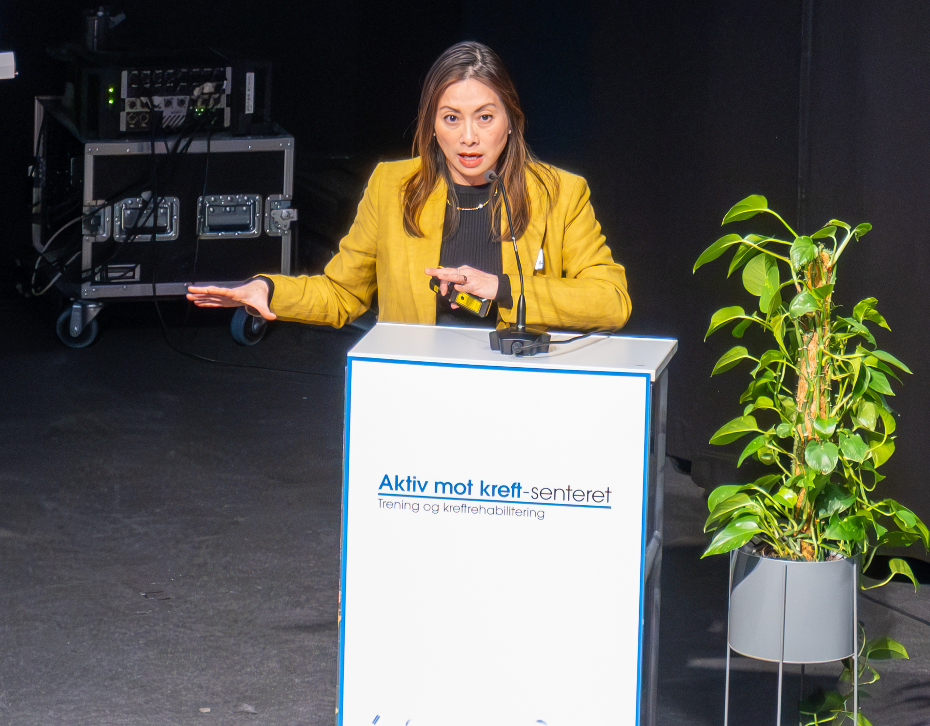 En person som står bak et podium