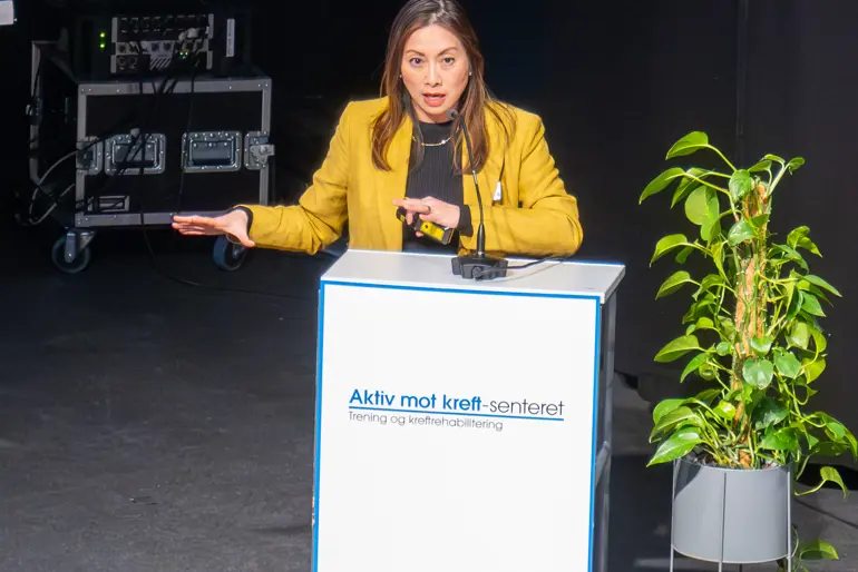 En person som står bak et podium