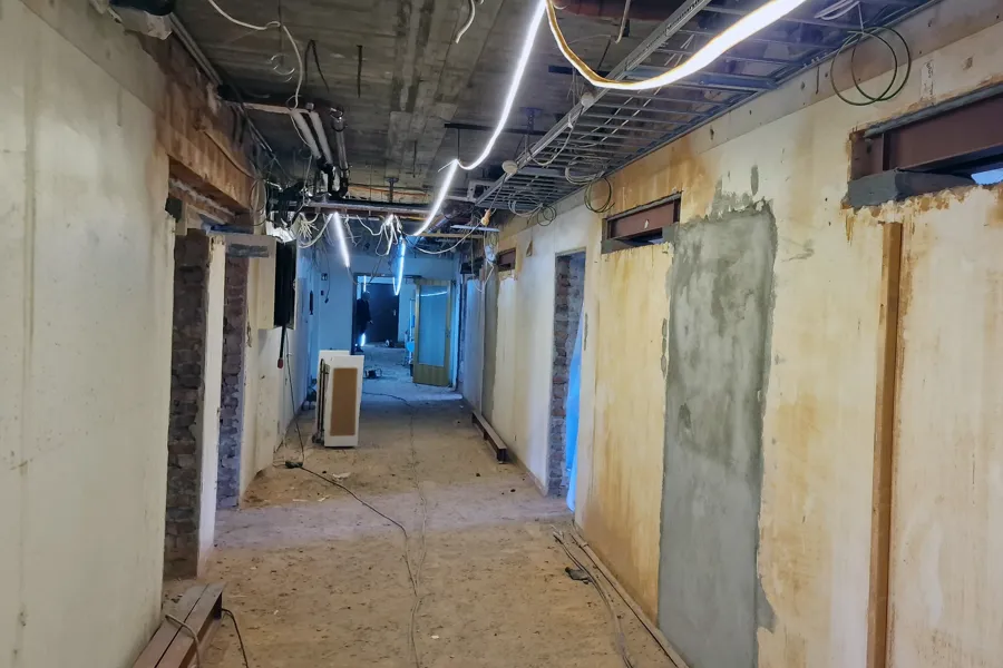 En gang med blå dører