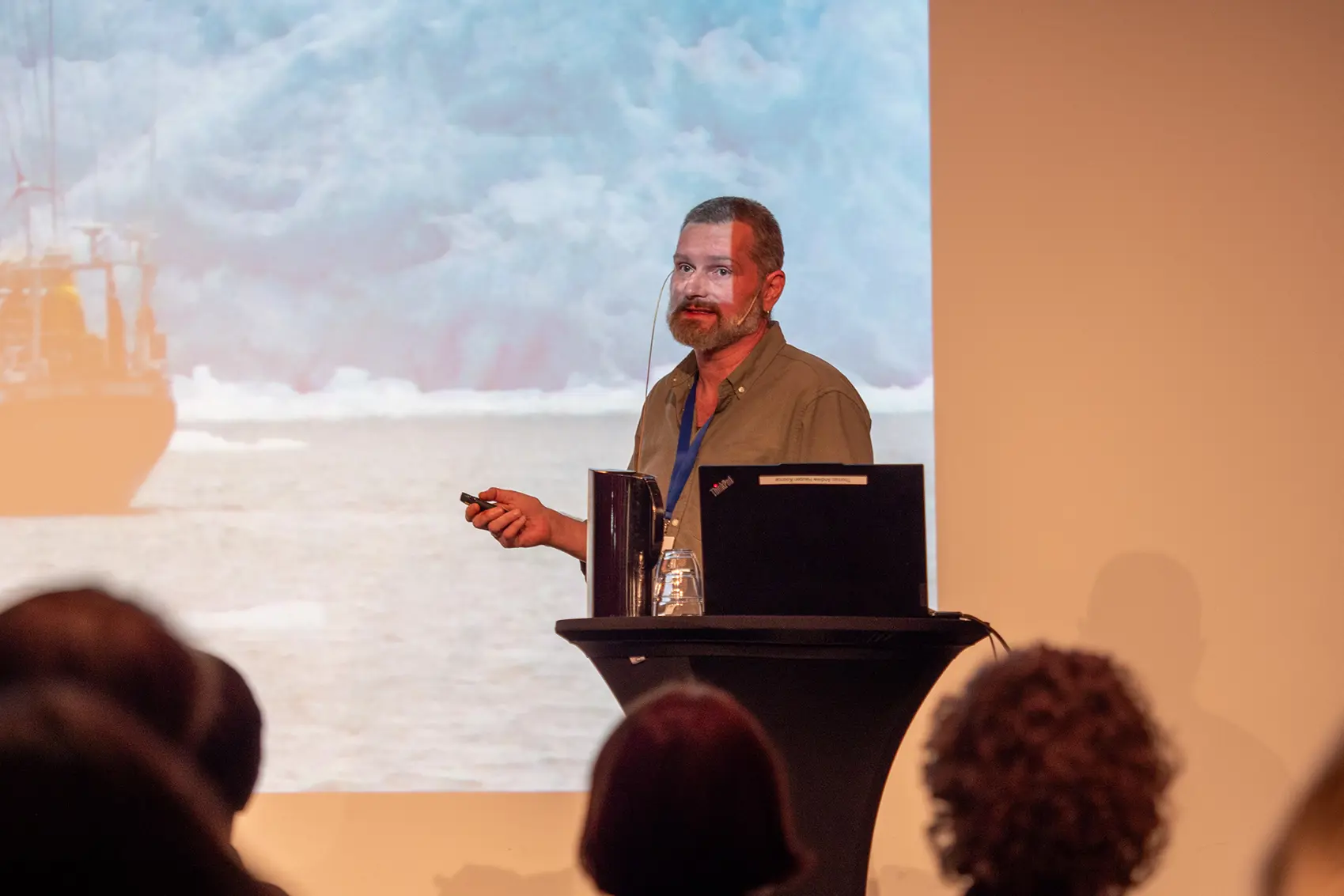 En person som snakker på et podium