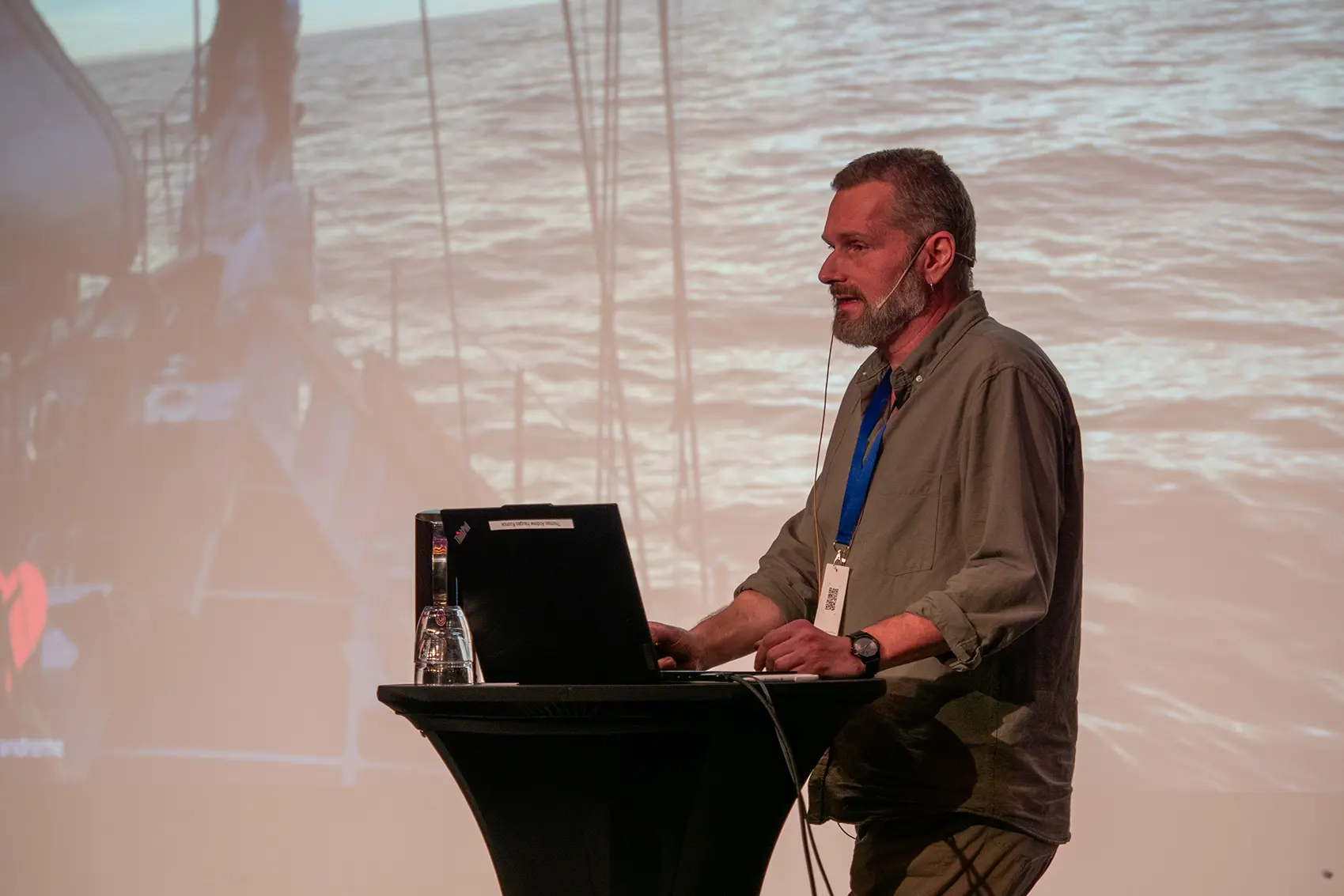 En mann som står ved siden av en bærbar datamaskin