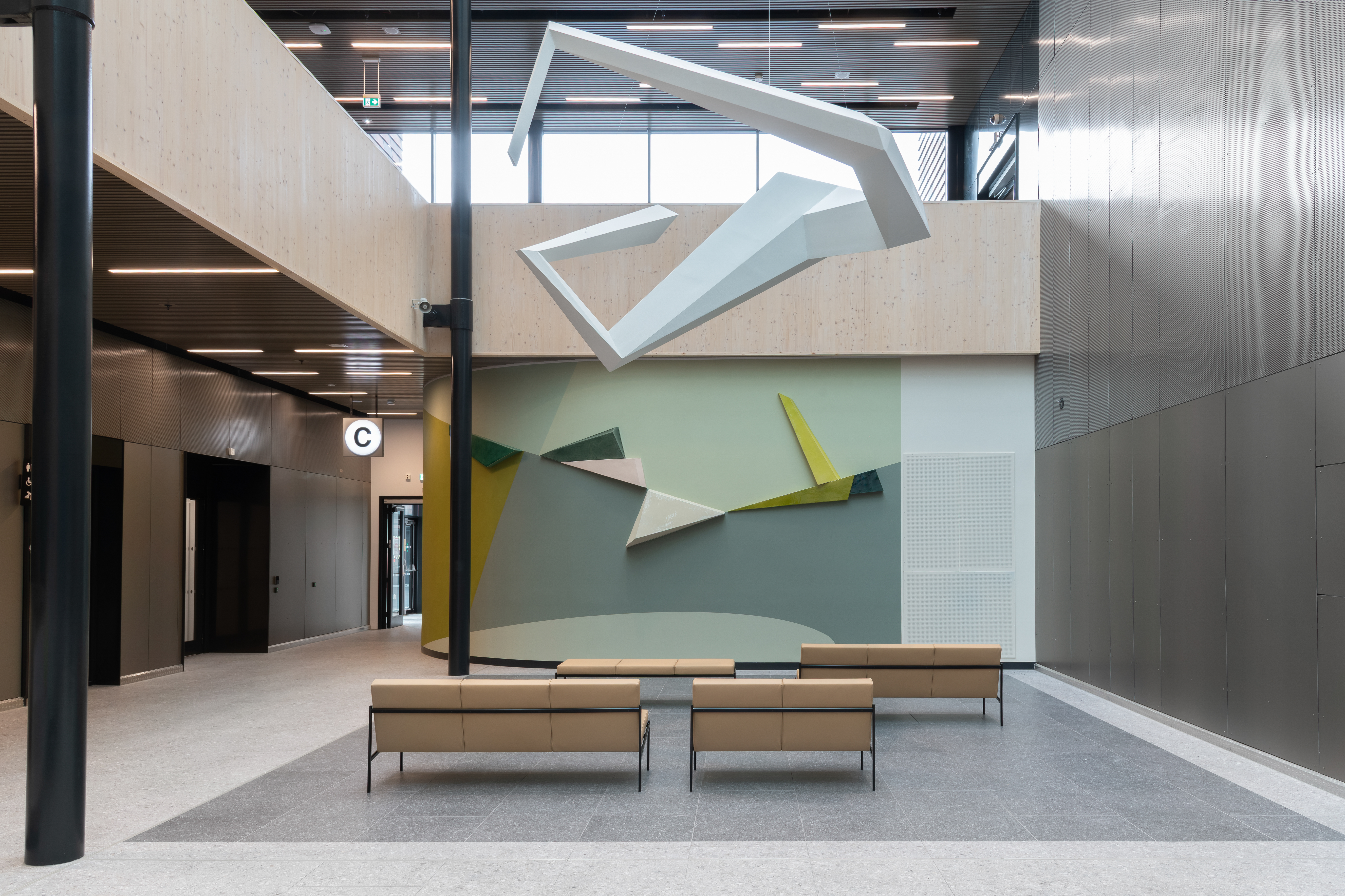 Skulpturen har form som en åpen sirkel og kommer fra en skisseprosess av brettet papir. Formene bretter seg rundt sin egen akse og strekker seg ut og rundt i rommet, lik en danser i et svev.