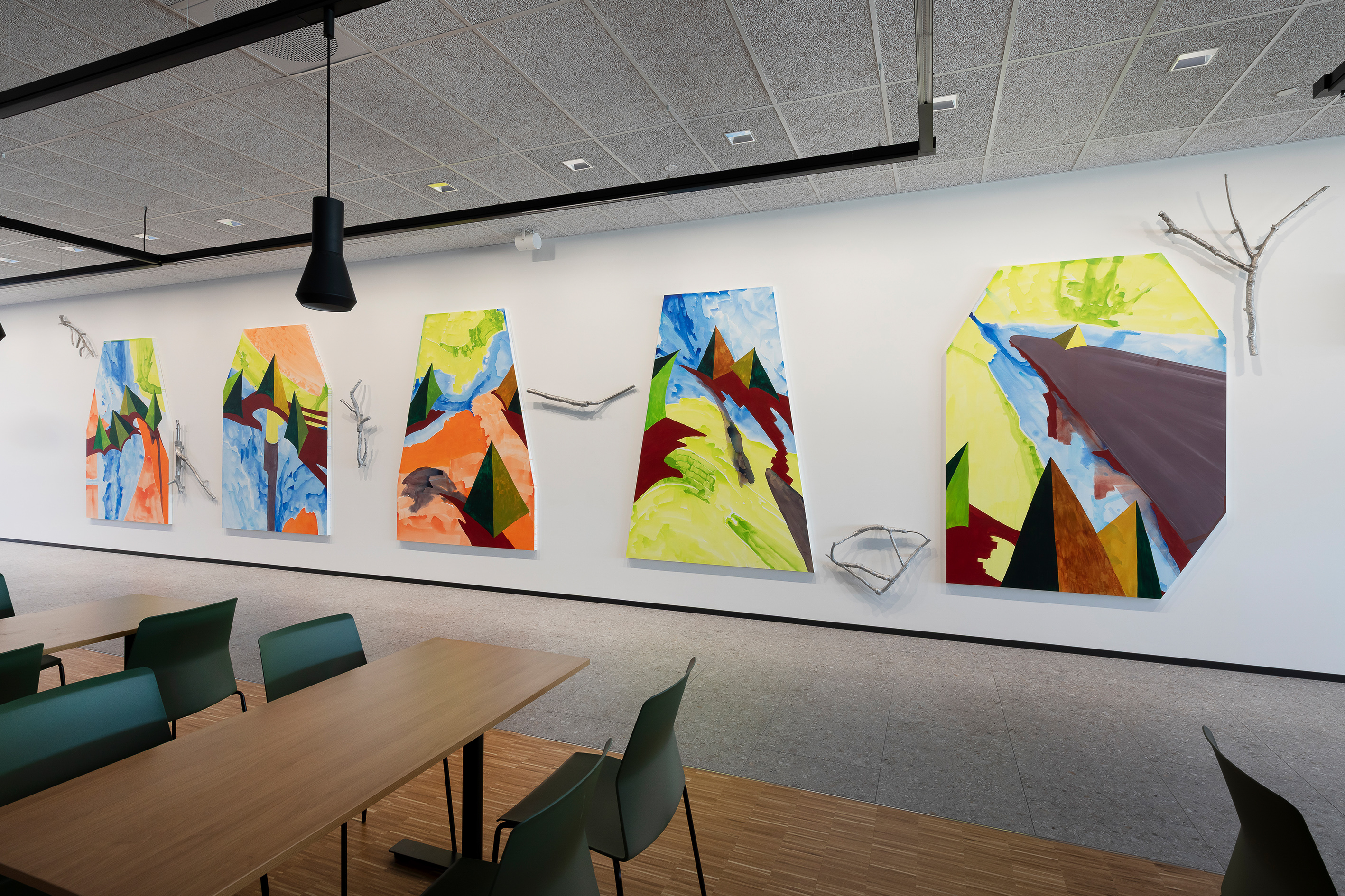 Verket består av fem malerier, akryl på geometriske kryssfinerbokser, og seks resirkulerte og støpte aluminiumsgrener.