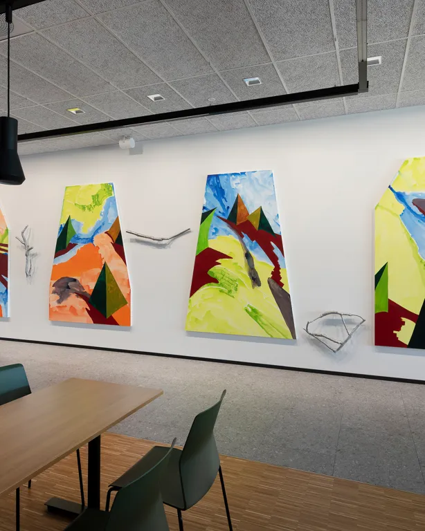 Verket består av fem malerier, akryl på geometriske kryssfinerbokser, og seks resirkulerte og støpte aluminiumsgrener.