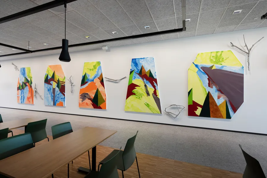 Verket består av fem malerier, akryl på geometriske kryssfinerbokser, og seks resirkulerte og støpte aluminiumsgrener.