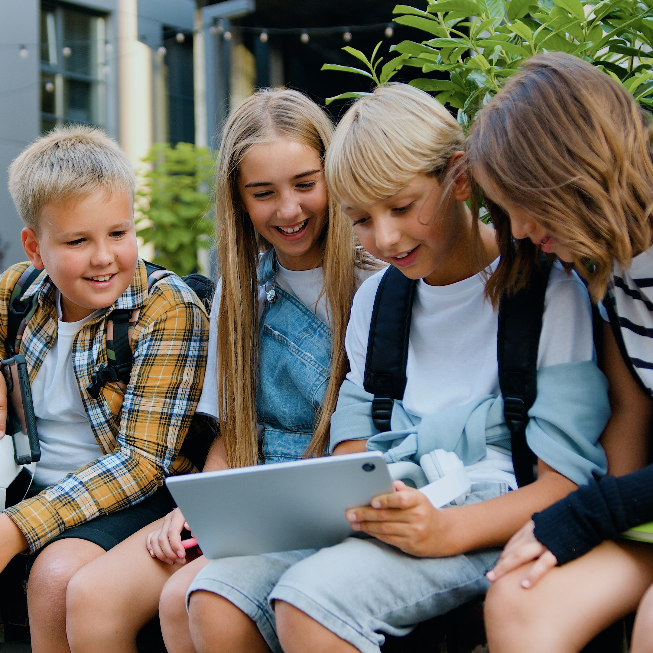 En gruppe mennesker som ser på en bærbar PC