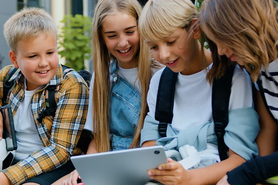 En gruppe mennesker som ser på en bærbar PC