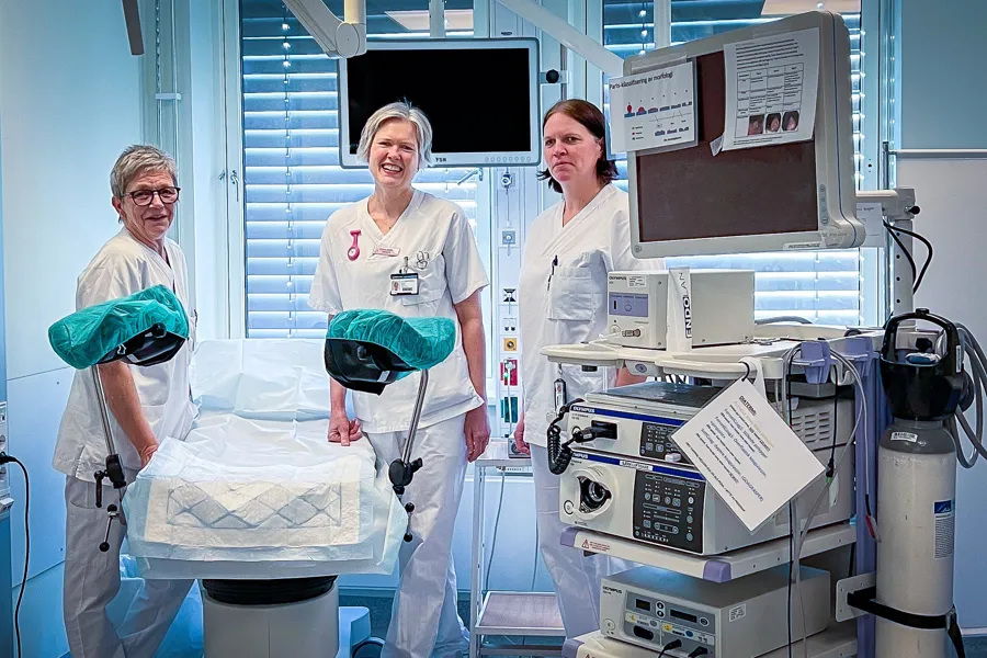 Noen få kvinner i hvite laboratoriefrakker