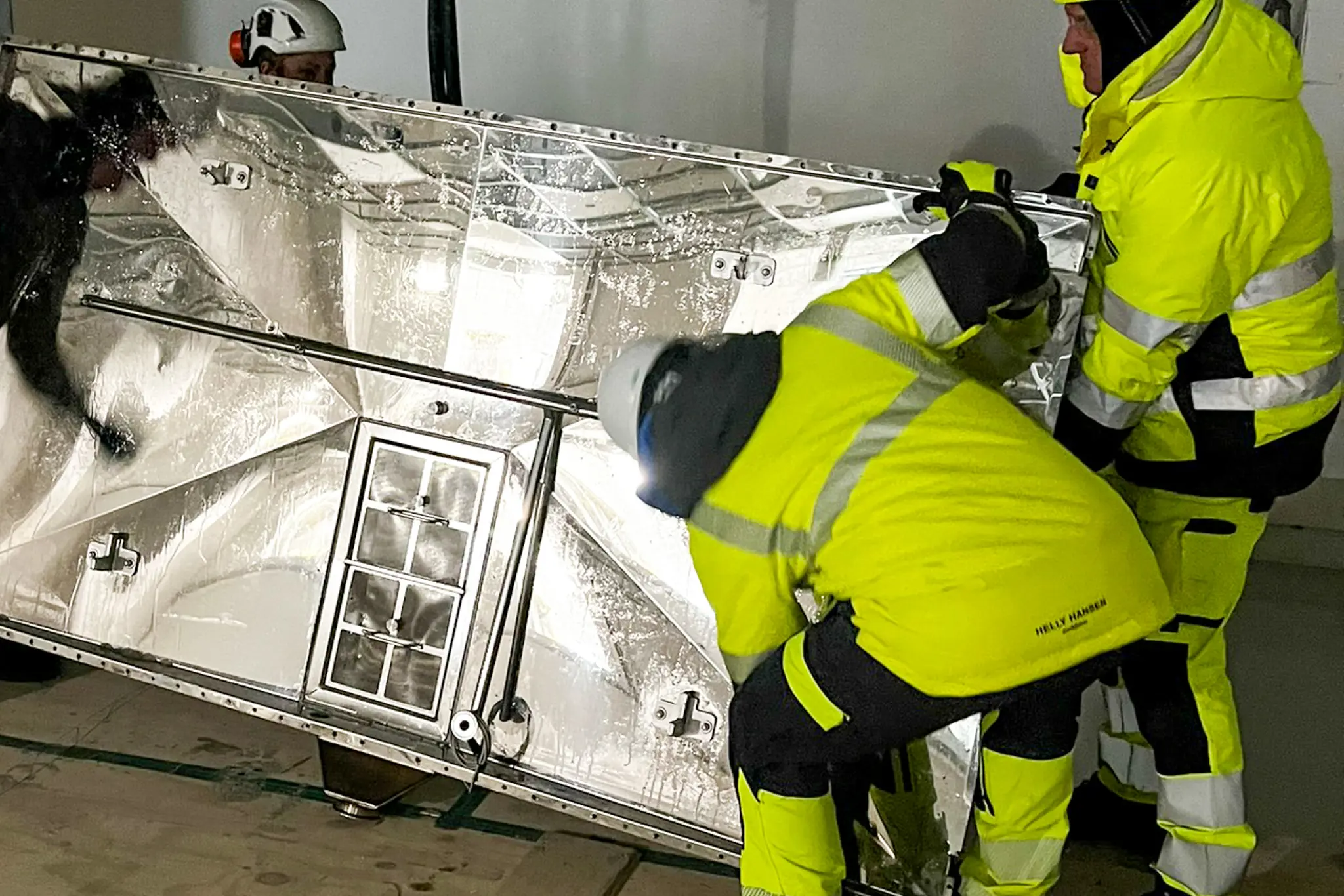 Brannmenn som jobber på en maskin