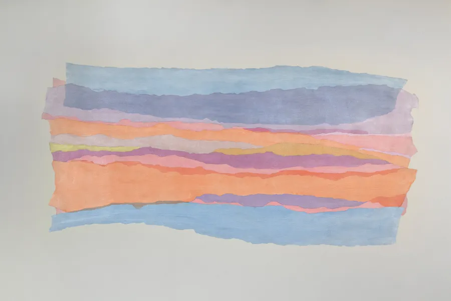 Kunstneren har arbeidet med utgangpunkt i silkepapir, kollasjer, som er revet for så å bli satt sammen til et nytt og vakrere bilde.