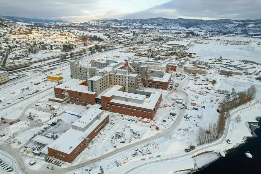 En stor bygning omgitt av snø
