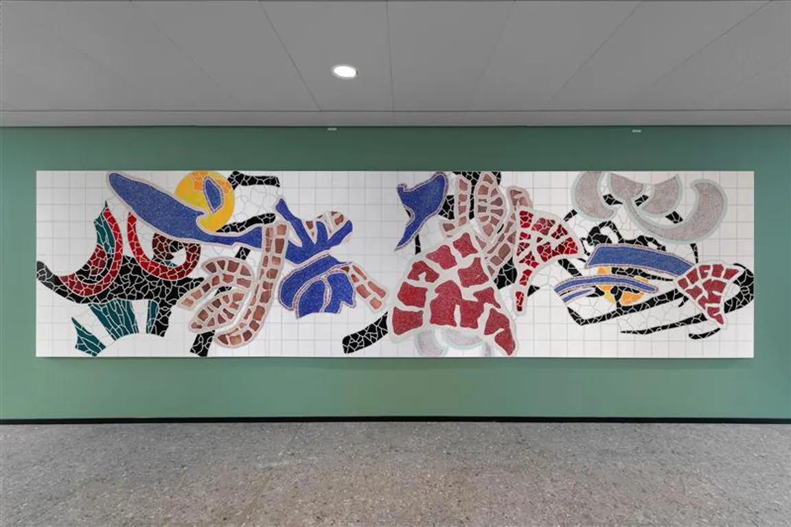 Verket har et stramt, men sanselig uttrykk, der rytme og ornament er bygget opp gjennom et taktilt og visuelt variert formspråk.