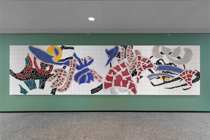 Verket har et stramt, men sanselig uttrykk, der rytme og ornament er bygget opp gjennom et taktilt og visuelt variert formspråk.