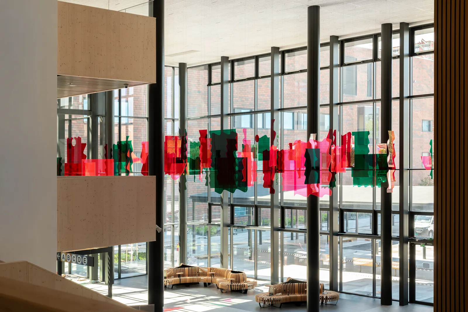 Kunstverkets deler er montert hengende fra taket i en grid som er 240 x 240 cm. Fargene og formene spiller sammen og fanger og reflekterer lyset som faller inn fra vinduer og taklys.