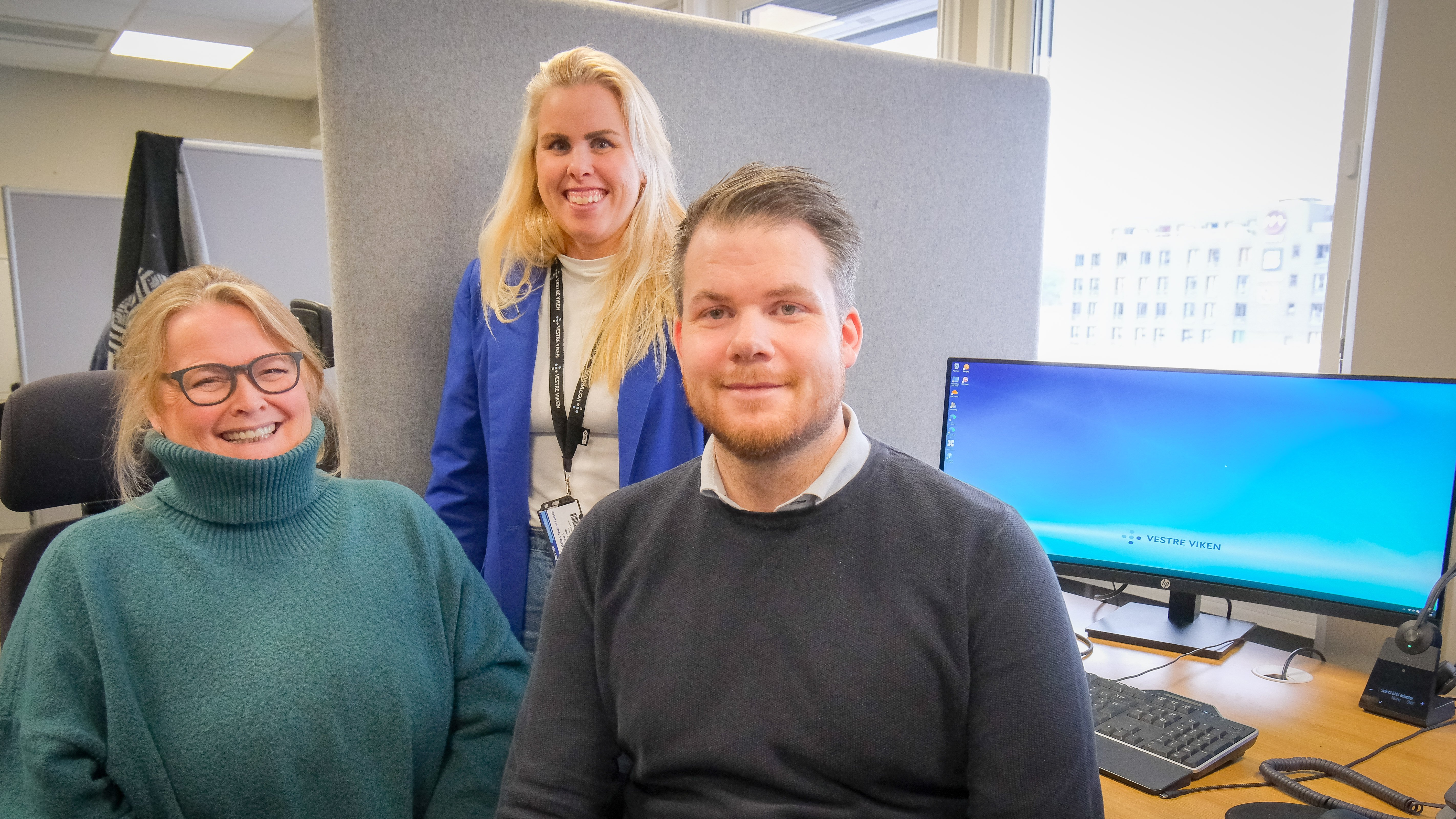 Ansatte fra Pasientreiser poserer for bilde i artikkel om reiseattest.