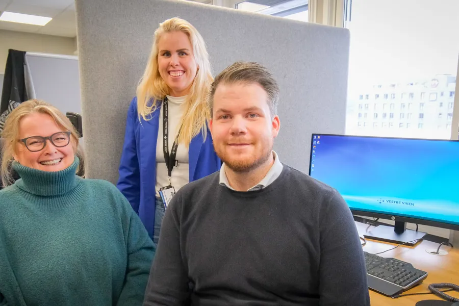 Ansatte fra Pasientreiser poserer for bilde i artikkel om reiseattest.