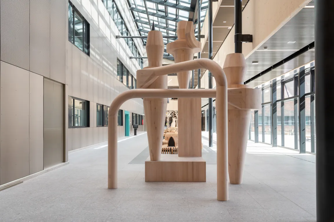 Skulpturen førestiller ein kjernefamilie, der figurane er forma som syklonar, rensemaskiner som ein finn til dømes på taket på treforedlingsfabrikkar.