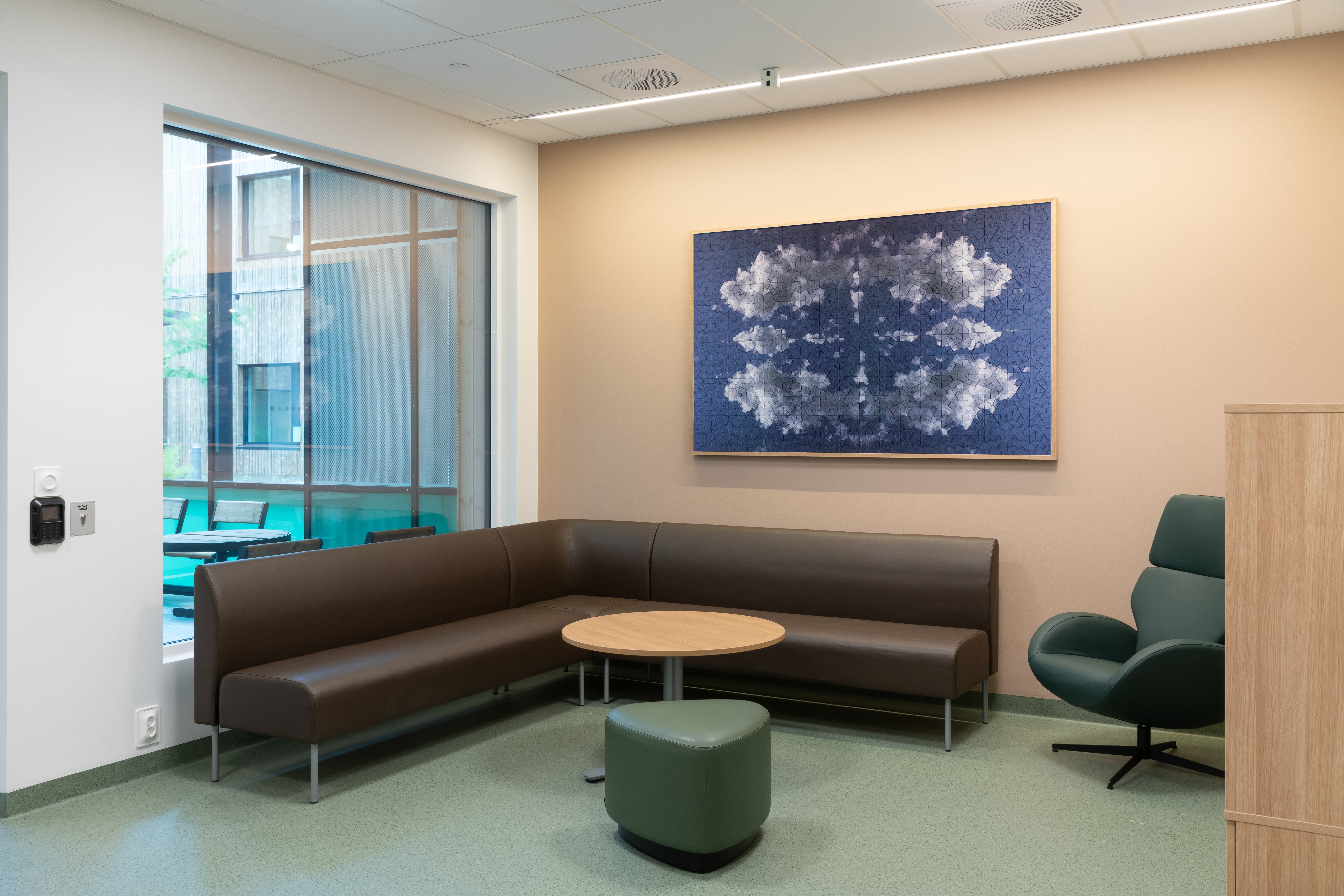 et speilet himmelmotiv med referanser til mandalaens symmetriske struktur.