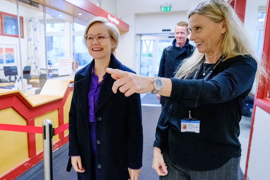 Noen få kvinner smiler