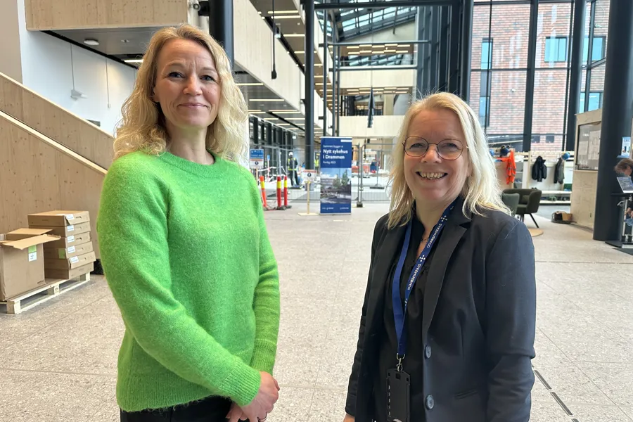 Et par kvinner som smiler