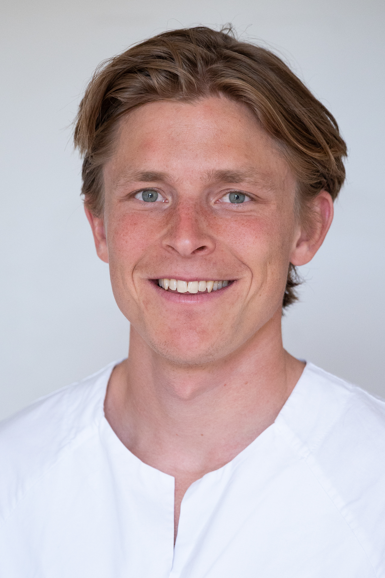 Et nærbilde av en mann som smiler