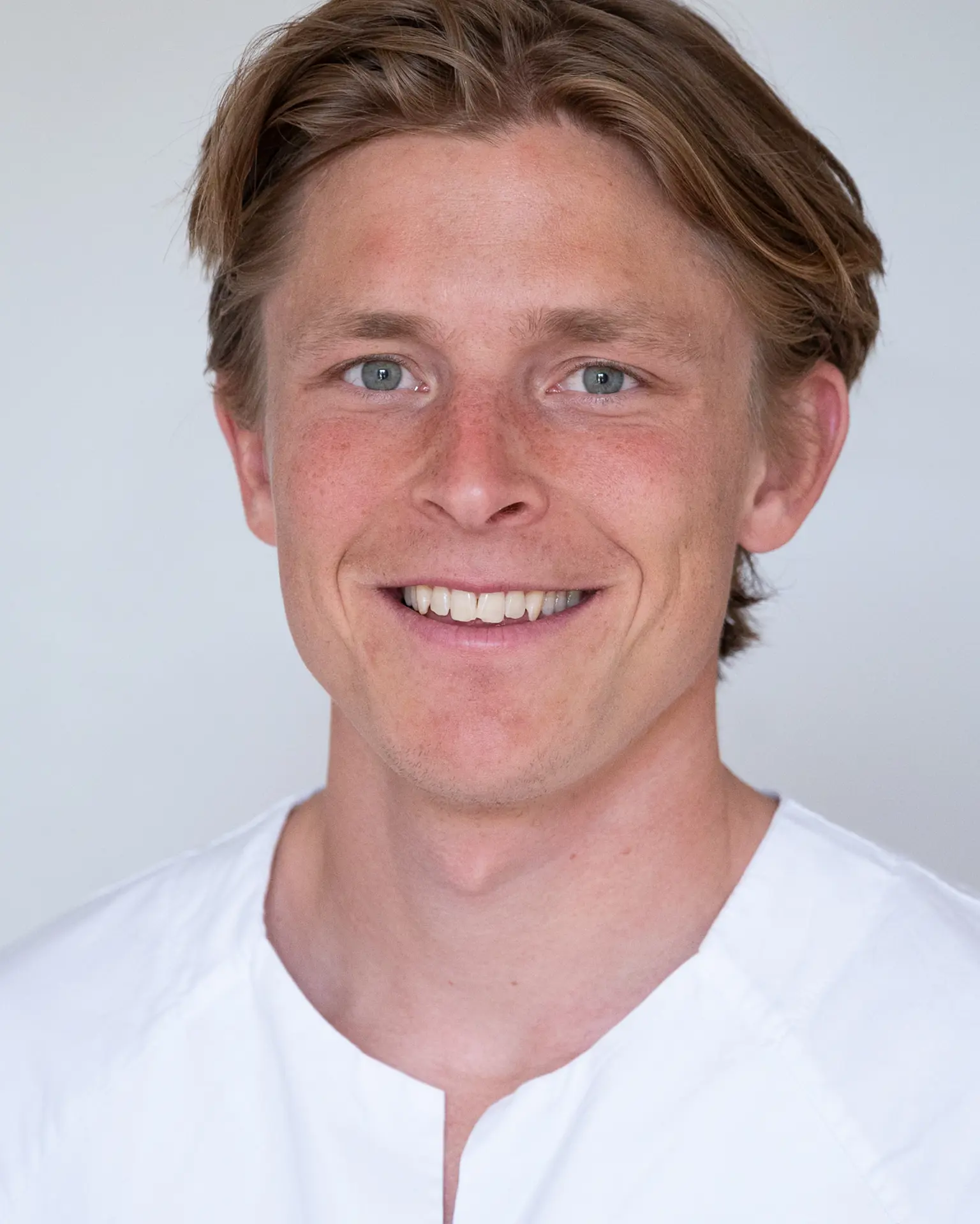 Et nærbilde av en mann som smiler