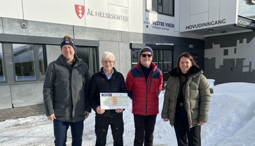 En gruppe mennesker som poserer for et bilde foran en bygning