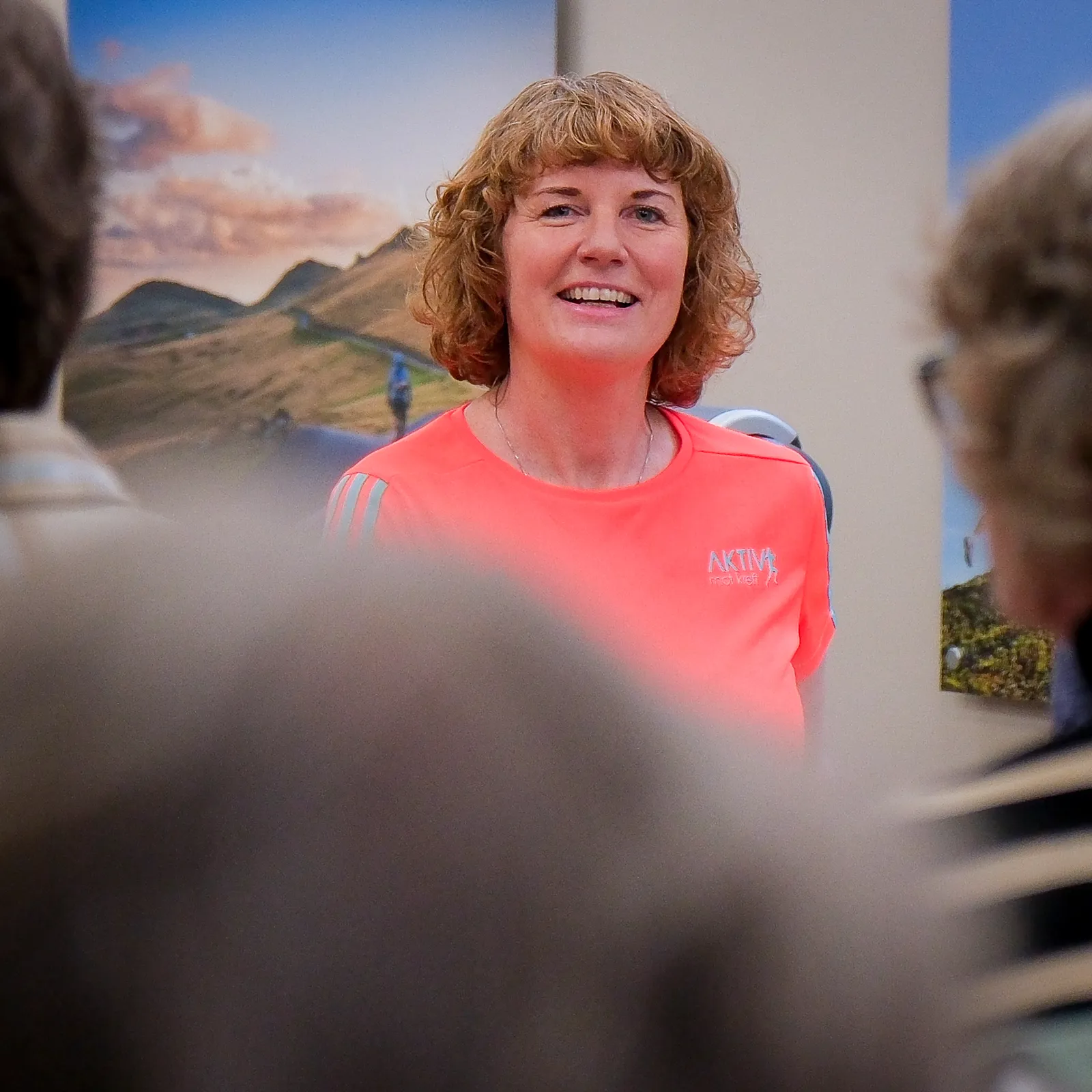 En person i rød skjorte