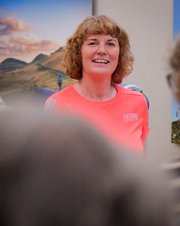 En person i rød skjorte